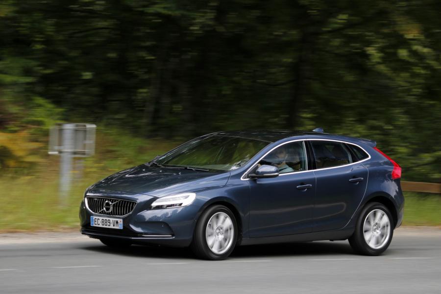  Volvo V40 D4 Inscription 2016 года  (фото 2 из 19)